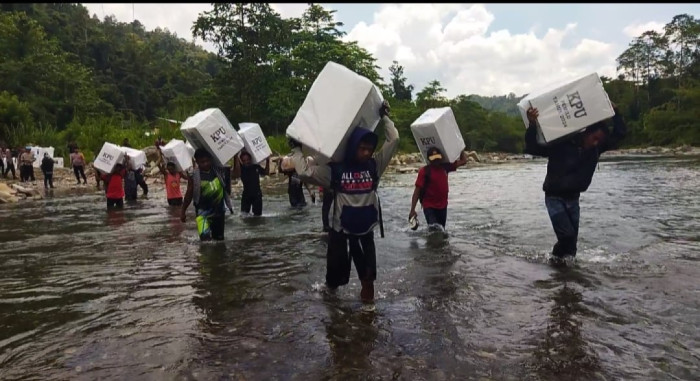 Lewati Sungai hingga Jalan Ekstrem, Panwas Kecamatan Elpaputih Distribusikan Logistik Pemilu 2024
