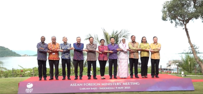 Minister Retno Chairs ASEAN Foreign Ministers Meeting