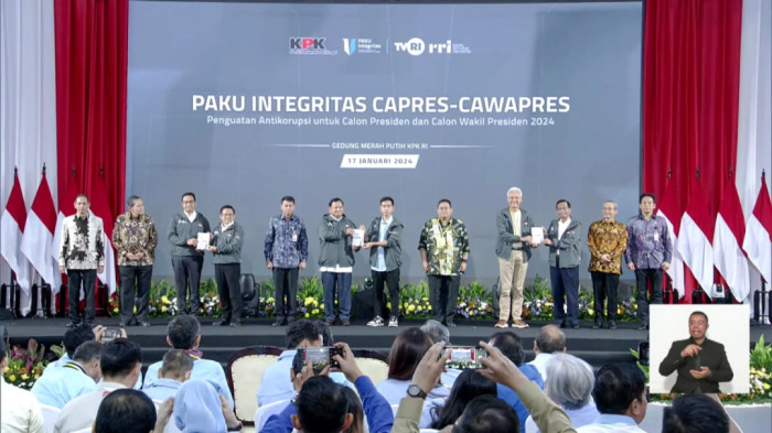 Pasangan Capres-Cawapres Pakai Jaket dari KPK Setelah Pidato di Acara PAKU Integritas