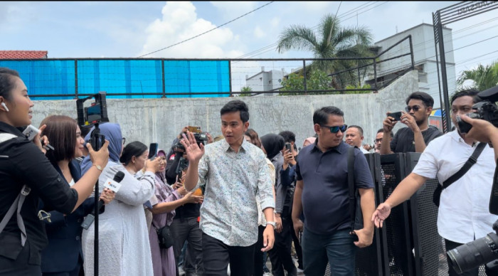 Gibran Berikan Hak Suaranya di TPS 034 Manahan Solo