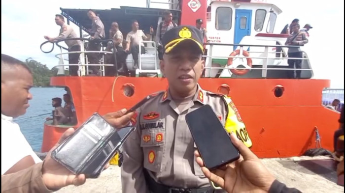 Medan Ekstrem, Petugas Terpaksa Pikul Kotak Suara Menuju TPS