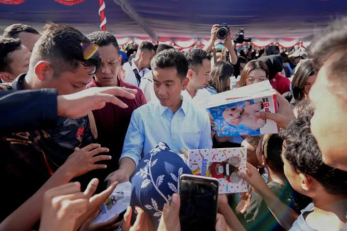 Gibran Kampanye di Maluku Tengah, Bagikan Susu dan Makan Siang Gratis