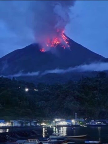Gunung Karangetang Luncurkan Lava Pijar Capai 1.500 Meter