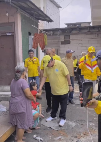 Ketum Airlangga Blusukan ke Cengkareng, Pastikan Warga Miskin Terima Bansos