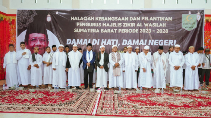 Mahfud MD Hadir dalam Halaqoh Kebangsaan dan Pelantikan Majelis Dzikir Al Wasilah di Padang