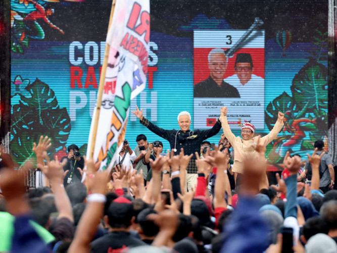 Di Depan Balai Kota Solo, Ganjar Diserahkan Wayang Wisanggeni dan Mahfud Wayang Semar, Ini Maknanya