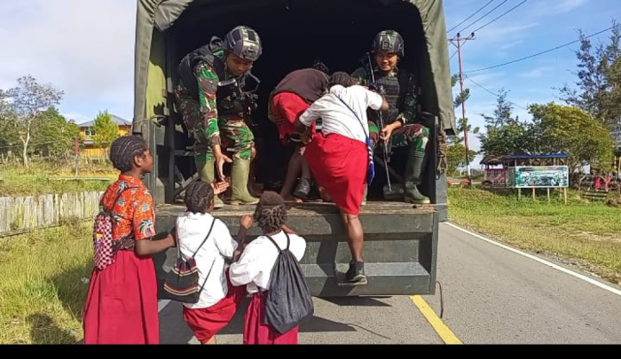 Peduli Pendidikan, Satgas Yonif Raider 321/GT/13/1 Kostrad Bantu Antar Jemput Anak Sekolah di Papua