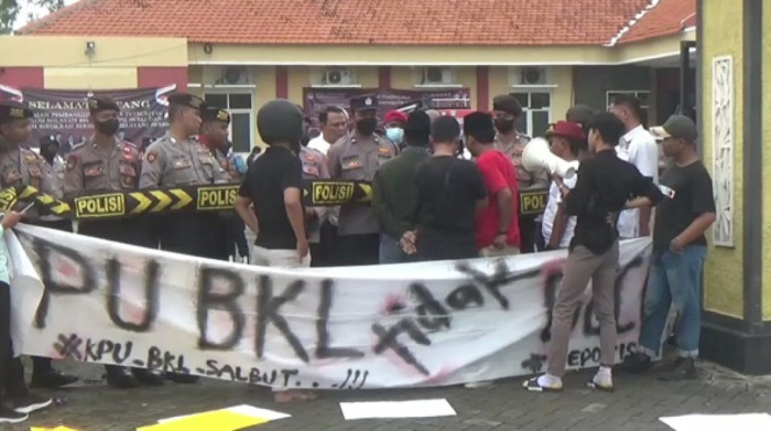 Dinilai Curang Rekrutmen PPK Massa Demo KPU Bangkalan