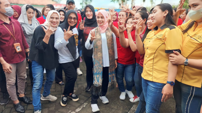 Kunjungi Pabrik di Jombang, Atikoh : Perempuan Bisa Berkontribusi dan Dorong Kemajuan Perekonomian Bangsa
