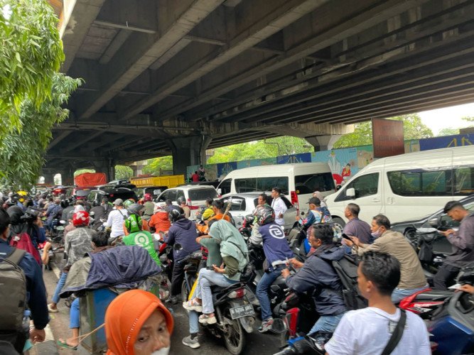 Pendukung Anies-Cak Imin Membludak, Depan Gerbang Tol Timur Macet Tak Bergerak