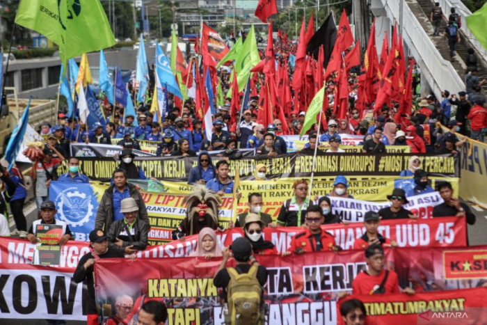 Momen Buruh Gelar Unjuk Rasa Bawa Tumpeng dan Keranda di Depan DPR RI