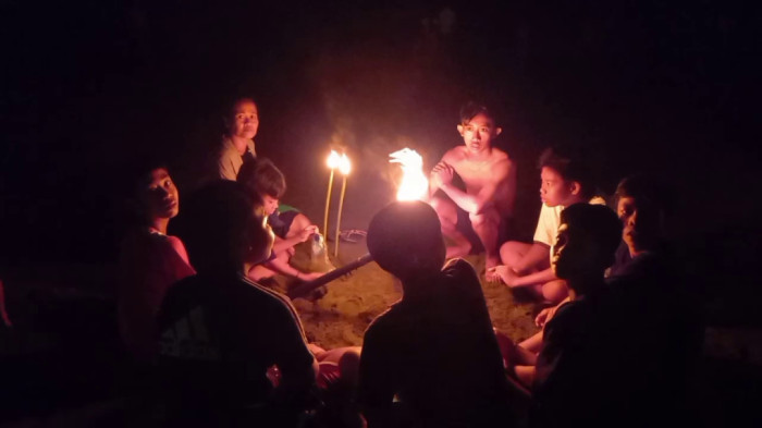 Momen Masyarakat Banjar Tanah Embet Lakukan Tradisi Ngembak Geni di Pantai Melase