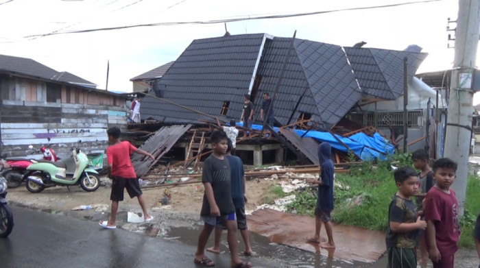Kota Banjarmasin Dilanda Angin Kencang, Beberapa Pohon Tumbang dan Robohkan Satu Rumah Panggung 