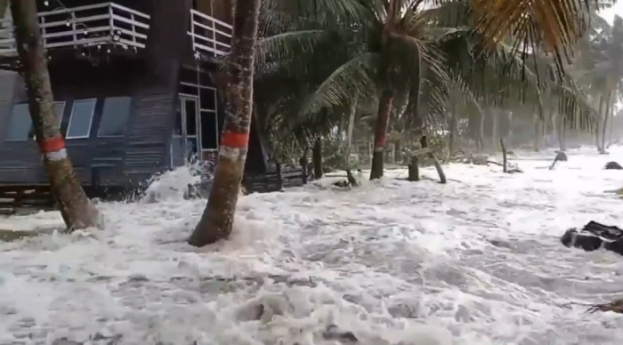 Banjir Rob Hantam Kawasan Wisata Pantai Mampie