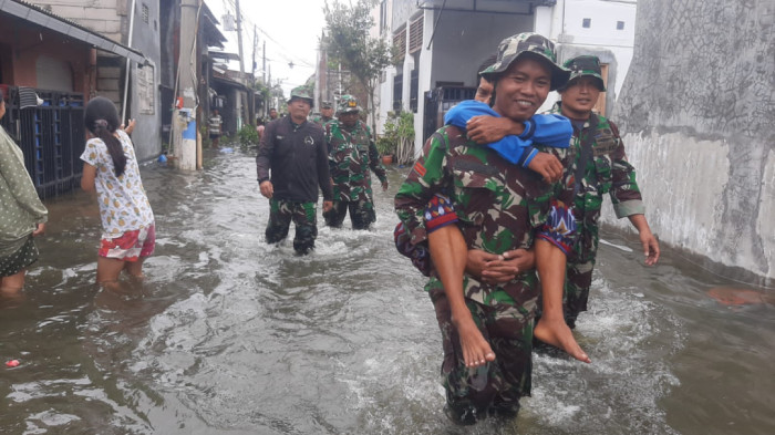 Semarang Dilanda Banjir, Bekangdam IV/Diponegoro Kerahkan Perahu Karet LCR