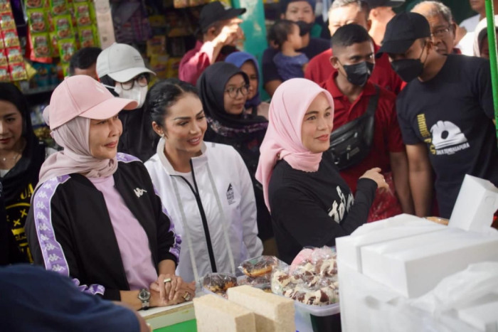 Atikoh Blusukan ke Pasar Oro-Oro Dowo Malang Ditemani Krisdayanti, Cek Harga dan Ketahanan Sayur