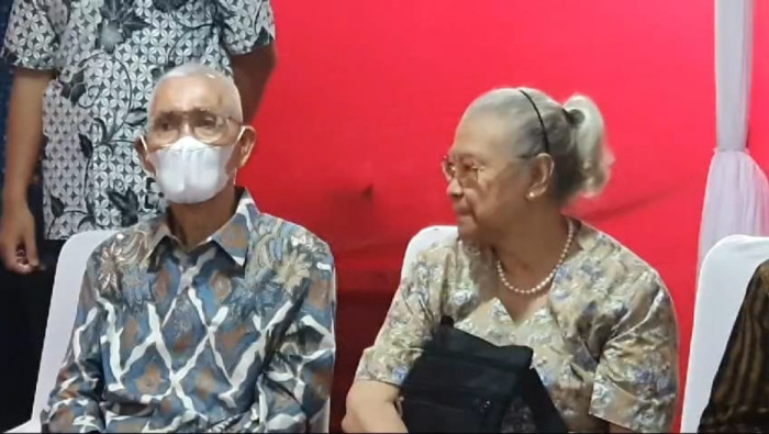 Pemilu 2024, Mantan Wapres RI Try Soetrisno Gunakan hak pilih di TPS 43 Taman Suropati