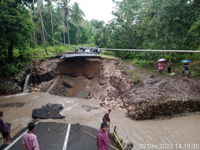 Jembatan Sungai Pinang Jaya Ambruk Diterjang Banjir, 4 Dusun Terisolasi 