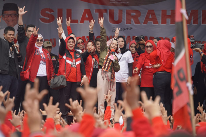 Kunjungi Lampung, Siti Atikoh Kenakan Jaket Top Gun