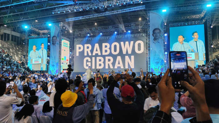 Prabowo-Gibran Sambut Massa Pendukung di Istora