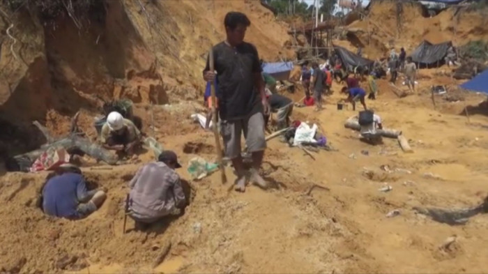 Viral Ribuan Warga Berburu Batu Emas di Bukit Naga