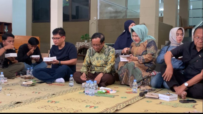 Jelang Pencoblosan, Mahfud Sempatkan Sarapan Bersama Keluarga dan Wartawan