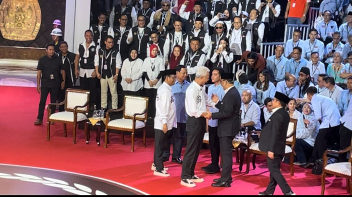 Tiba di Tempat Debat, Ke-3 Capres-Cawapres Kompak Saling Jabat Tangan