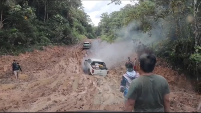 Jalan Perbatasan Indonesia-Malaysia Rusak Hambat Distribusi Bahan Pokok