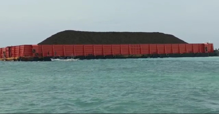 Kapal Tongkang Ditemukan Terdampar di Pesisir Pantai Desa Maharayya Kepulauan Selayar 