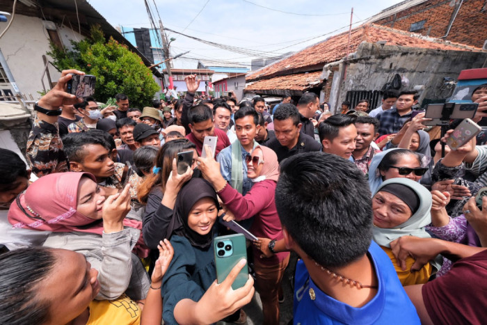Gibran Blusukan di Jakarta Utara, Bagikan Buku dan Susu Untuk Masyarakat di Warakas