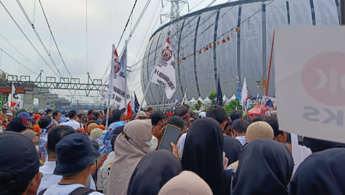 Jalan Kaki Menuju JIS, Pendukung AMIN Padati Rel Kereta Api