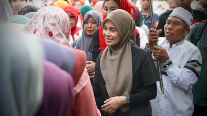 Dipuji ‘Calon Ibu Negara Tercantik’ Saat Blusukan, Atikoh: Saya Engga Merasa, Orang Sudah Tua
