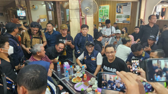 Disela-sela Kampanyenya, Anies Kunjungi ‘Warung Kopi Asiang’ di Pontianak