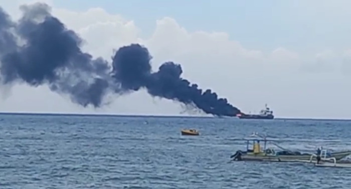 Kapal Tangker MT. Kristini Surabaya Terbakar di Pantai Bintaro Ampenan