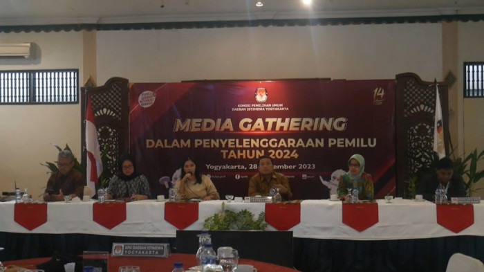 Hindari Masalah Di Surat Suara Pemilu 2024, KPU DIY Berikan Buku Panduan Teknis Kepada Petugas