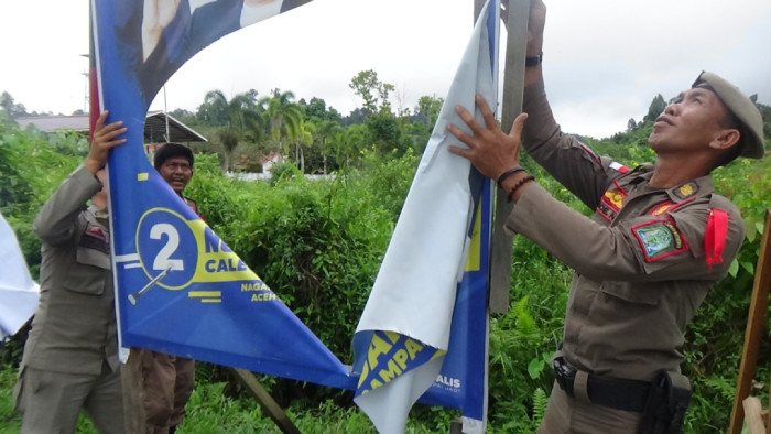 Satpol PP Simeulue Tertibkan APK Caleg