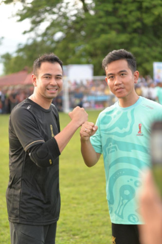 Gibran Kampanye dan Main Mini Soccer di Maluku Tengah
