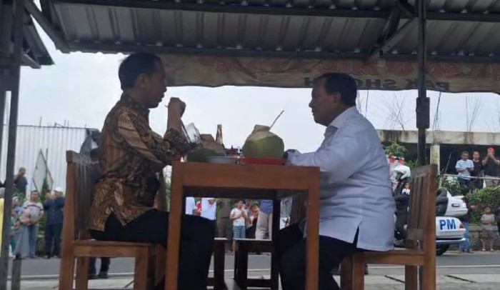 Jokowi dan Capres Prabowo di Magelang, Santap Bakso Bersama 