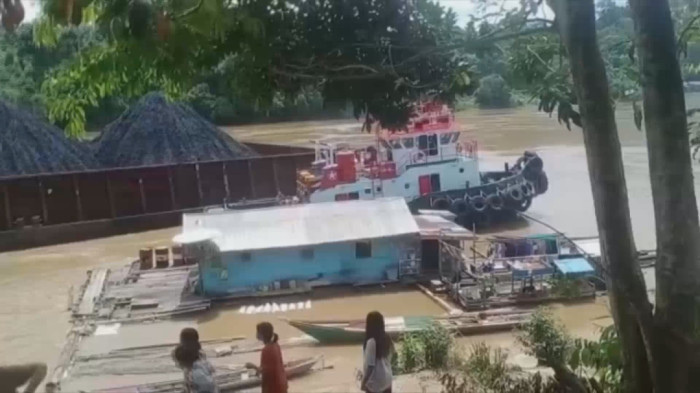 Kapal Tongkang Batu Bara Tabrak Rumah Lanting Warga di Kalimantan Tengah