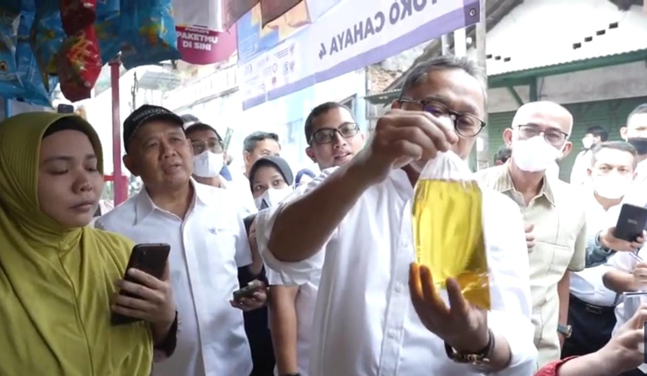 Sidak Ke Pasar Klender, Mendag Zulhas: Tidak Ada Lagi Antre Beli Migor di Jakarta
