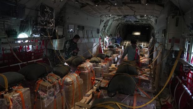 TNI menyalurkan bantuan ke Aceh Tamiang dengan memanfaatkan jalur udara Foto: (Puspen TNI)