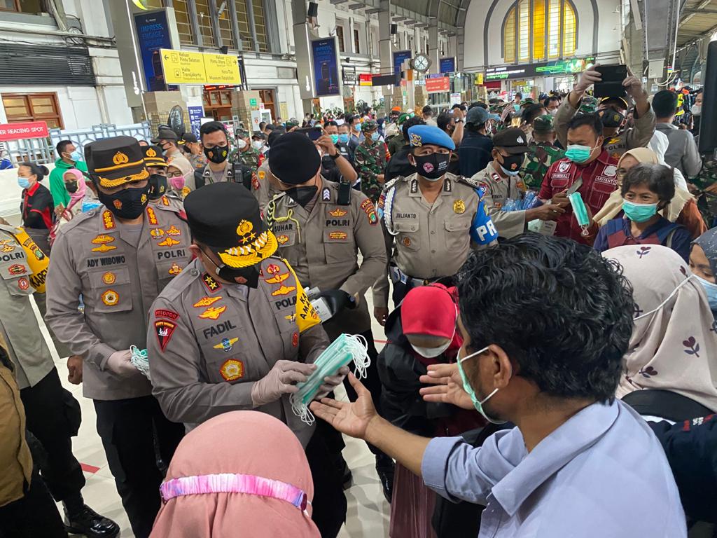 Polda Metro dan Kodam Jaya Bangun Kios Masker Gratis di Titik Keramaian