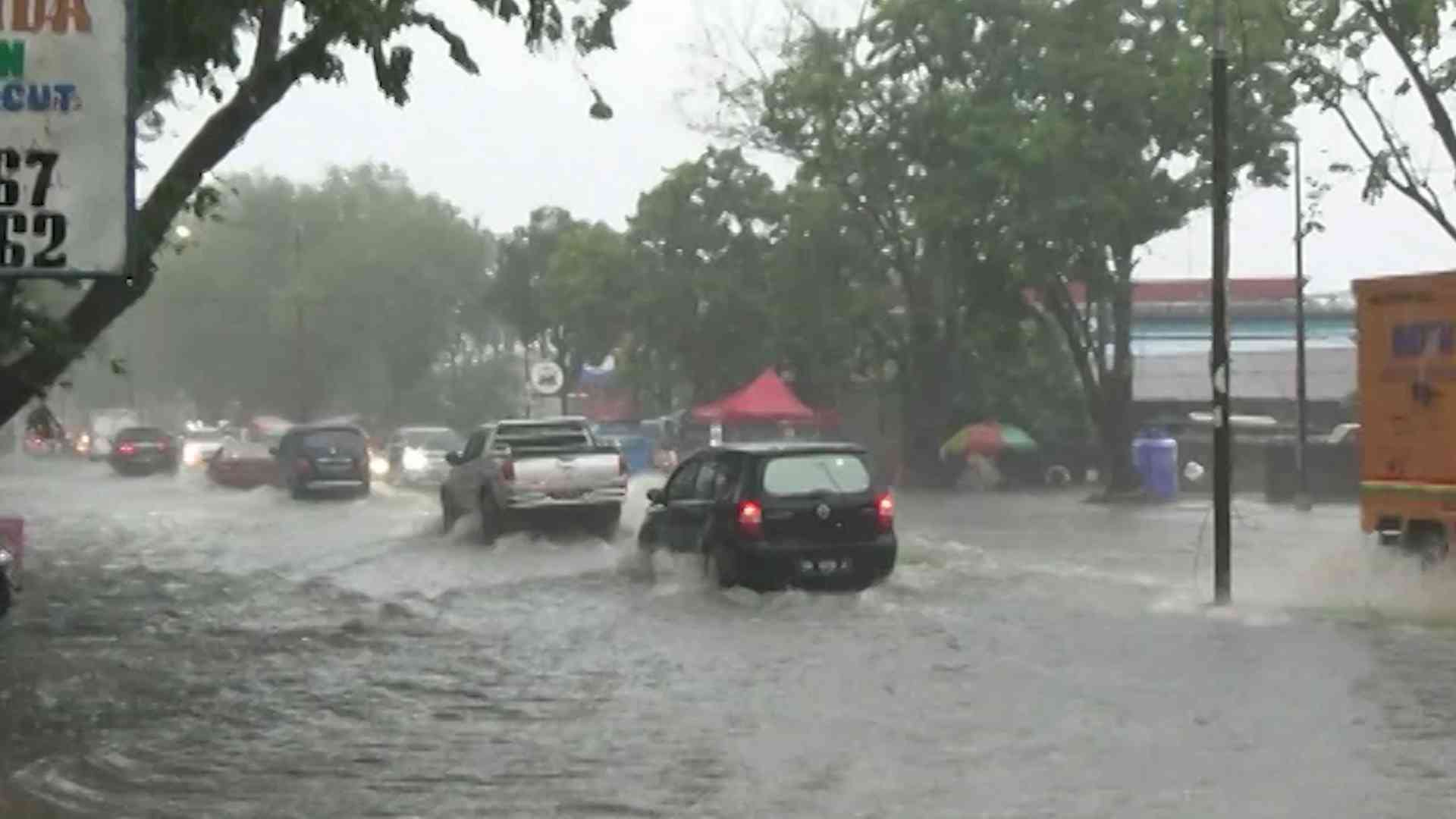 Hujan Deras, Sejumlah Jalan di Kota Palembang Tergenang