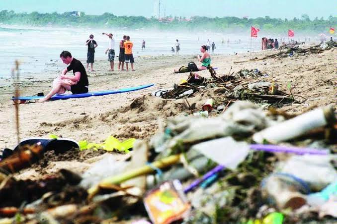 Wah,  Pantai Kuta,  Seminyak & Legian Diserbu Sampah Kiriman 200 Ton/Hari