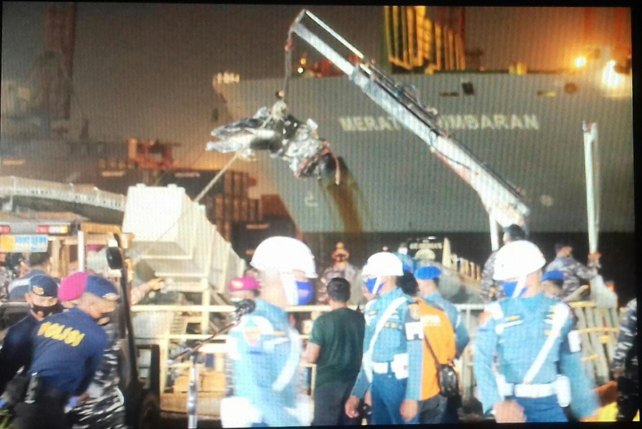 Kopaska dan Denjaka Temukan Komponen Mesin Pesawat Seberat 200 Kg