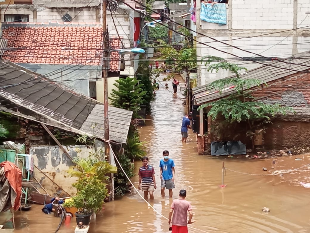 Damkar Jakarta Timur Kerahkan 7 Mobil Pompa Sedot Banjir Cipinang Melayu