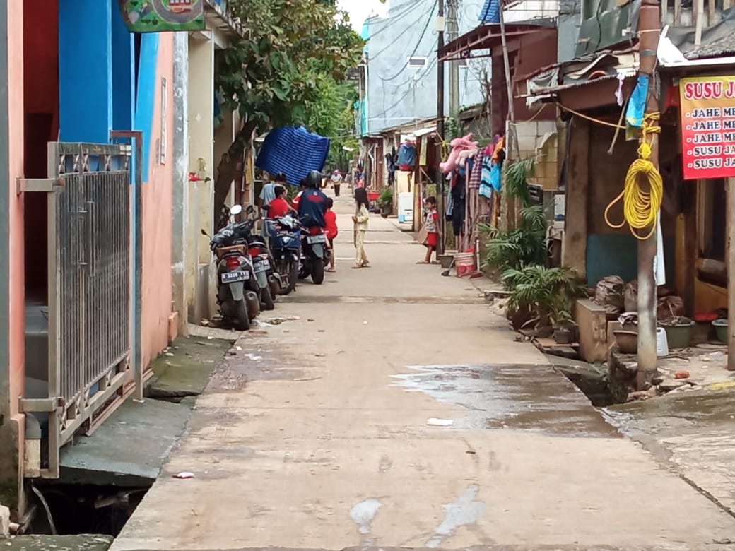 Warga Cipinang Melayu Mulai Bersihkan Lingkungan Setelah Banjir