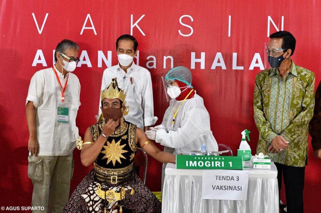 Jokowi Meninjau Vaksinasi Seniman di Yogyakarta 
