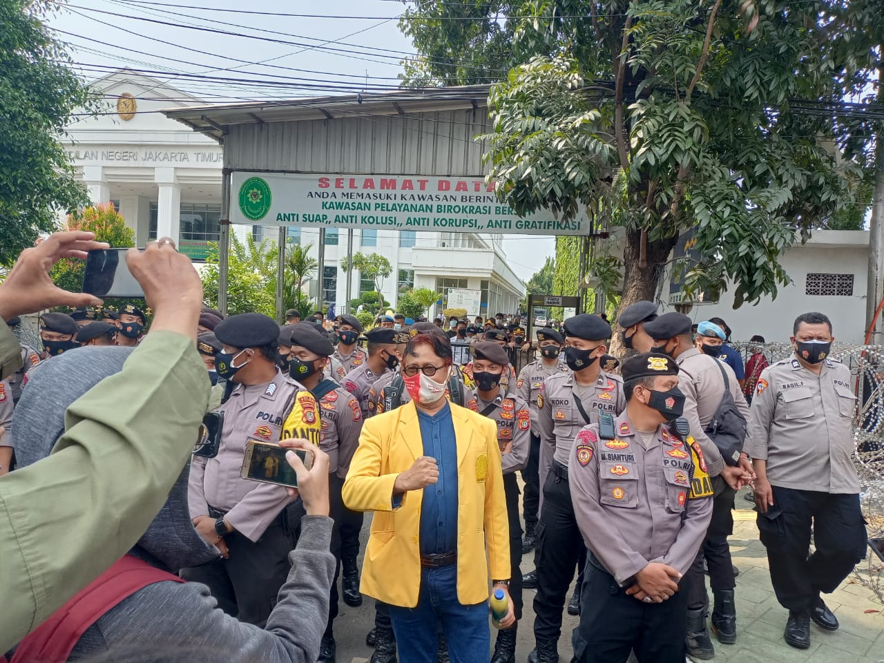 Pria Jaket Kuning Berlogo UI Protes Soal Kawat Berduri di Pengadilan Rizieq Shihab
