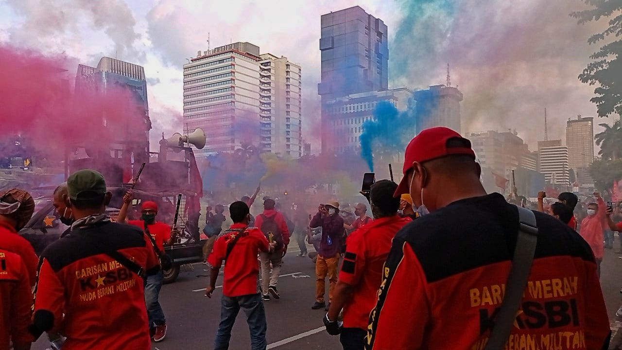 Massa Buruh Bubar Diri Sambil Menyalakan Petasan Asap Warna Warni